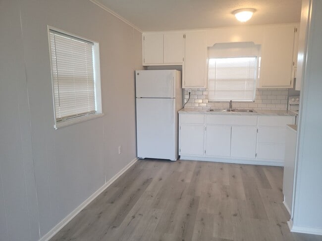 Building Photo - 2 Bedroom, 1 Bath