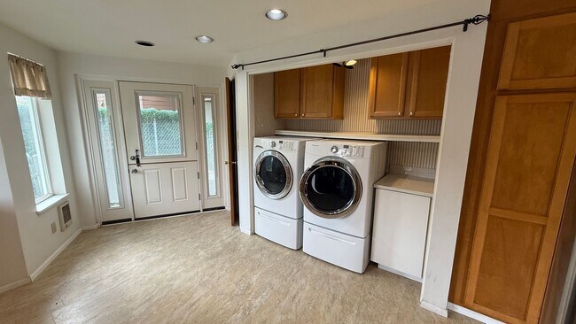 Building Photo - Charming 3-Bed 2bath Single-Level Home in ...
