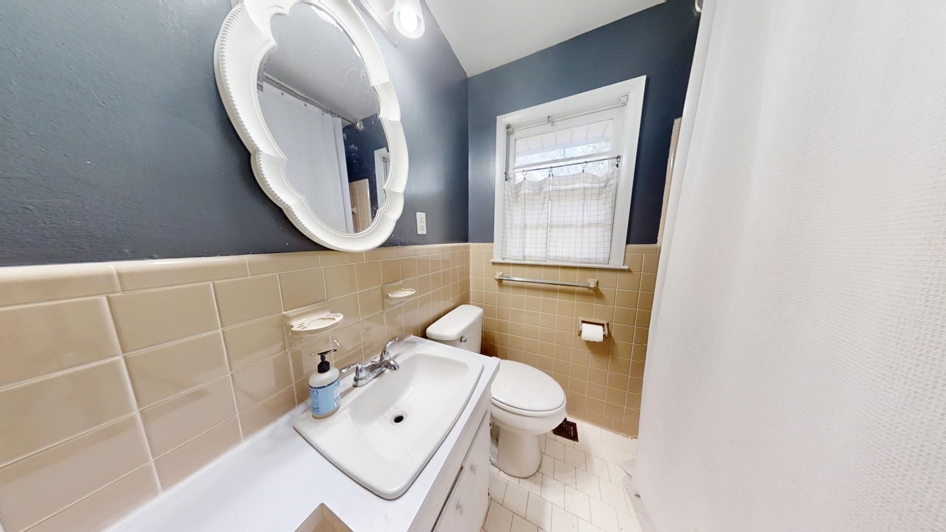 Building Photo - Cute one level home inside the Loop