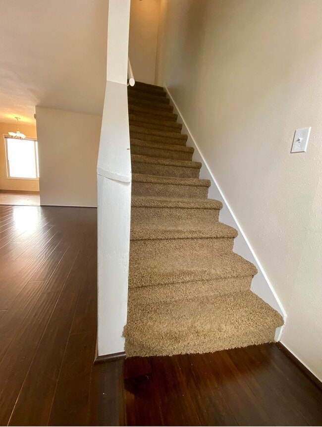 Building Photo - Montavilla Upstairs Townhouse~ Off Street Parking~ 89 Walk Score~ 99 Bike Score~ Pets Welcome!