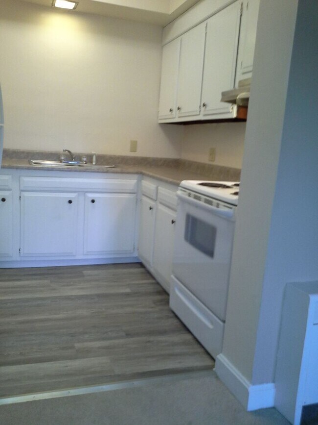 Building Photo - 132 N Vesper St