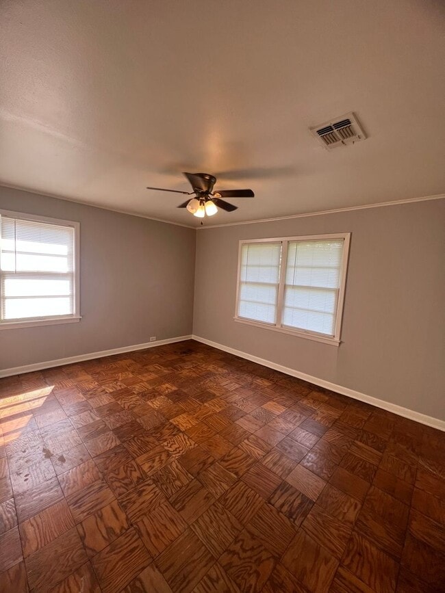 Building Photo - Updated and ready for tenant....