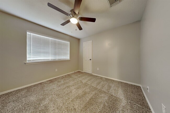 Building Photo - 13906 Rosetta Dr