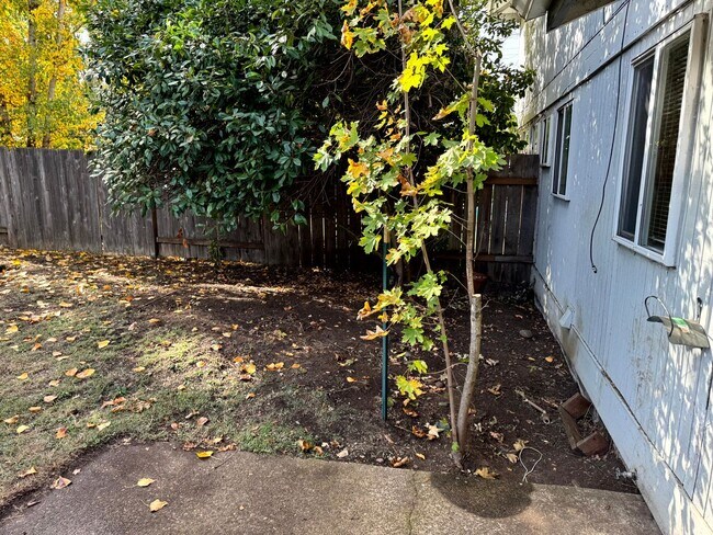 Building Photo - 2 Bedroom Duplex in Southwest Eugene