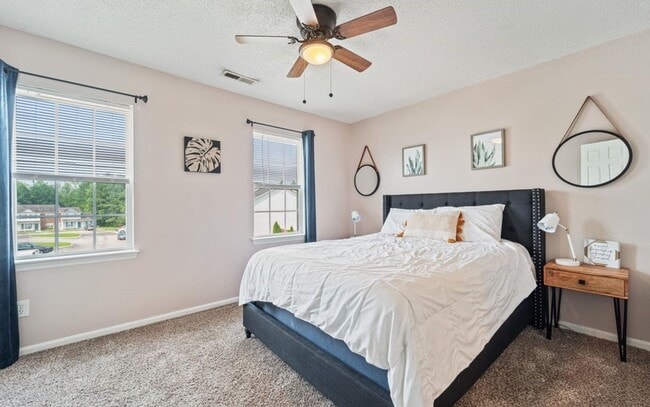 Building Photo - 2BR/2.5 Bath Townhome Minutes to Camp Lejuene