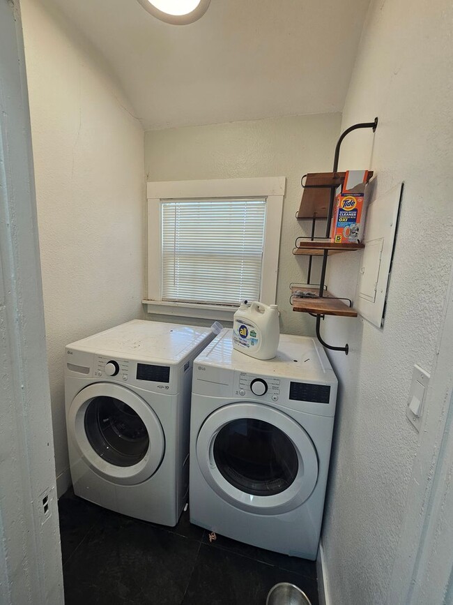 Building Photo - San Leandro Home w/ In-Law Unit: Perfect f...