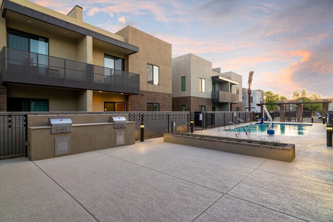 Pool Area w/ BBQ - 901 S Smith Rd