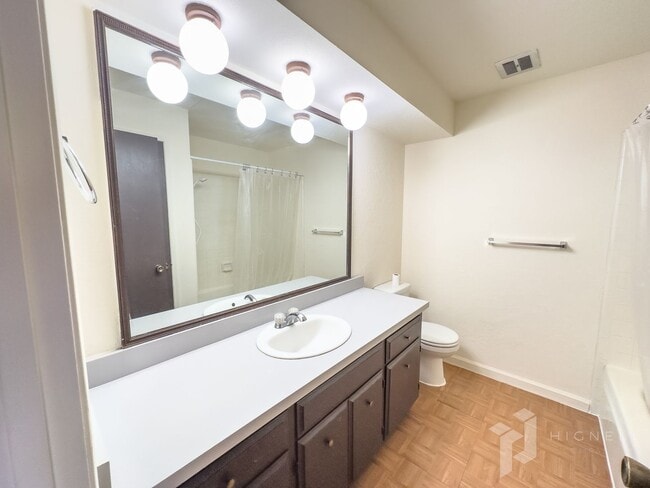 Building Photo - Apartment for Rent in Chico CA | Pool, Spa, Near Bidwell Park, Pet Friendly