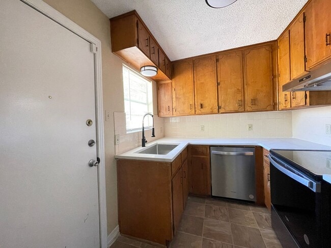 Building Photo - 807 W Dean Ave