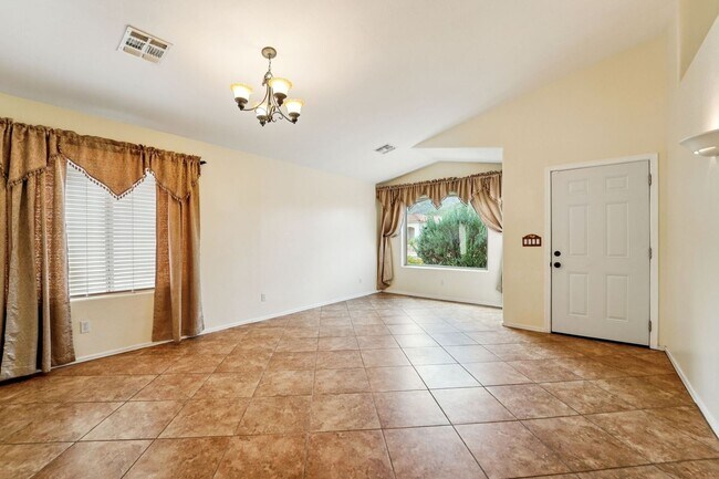 Building Photo - Spacious 4BR House in Tucson