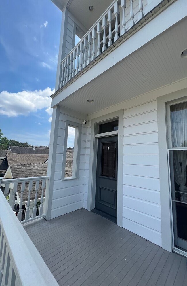 Building Photo - 6050 Laurel St