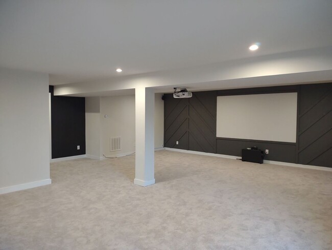 Building Photo - Superlative 6 Bedroom, 5 Bathroom Home in ...