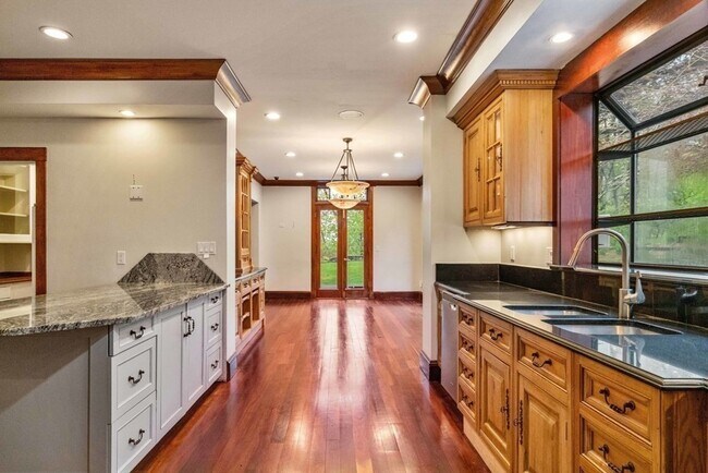 Building Photo - 12 Summit Rd