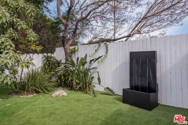 Building Photo - 527 S Bentley Ave