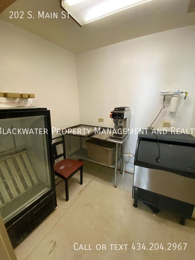 Building Photo - 202 S Main St