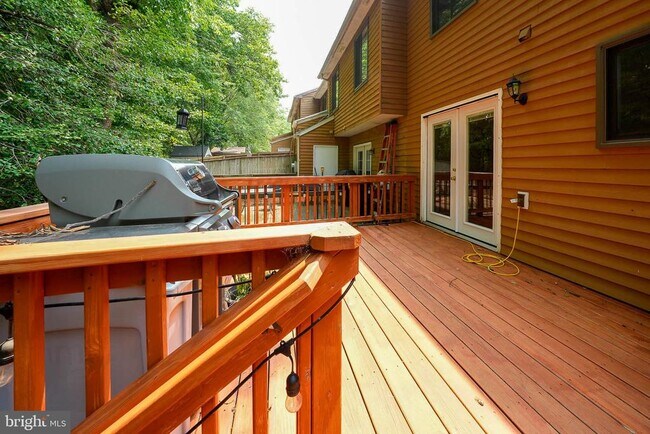 Building Photo - 1025 Commanders Way N
