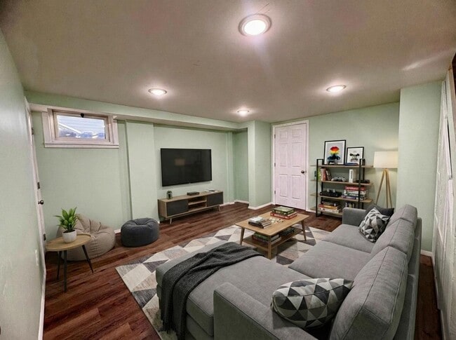 Building Photo - 3 Bedroom 2.5 Bathroom Townhome in Camp Hill!