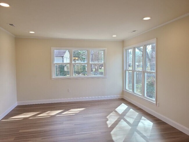 Building Photo - 3 bedroom 1 bath ranch home w/ large fence...