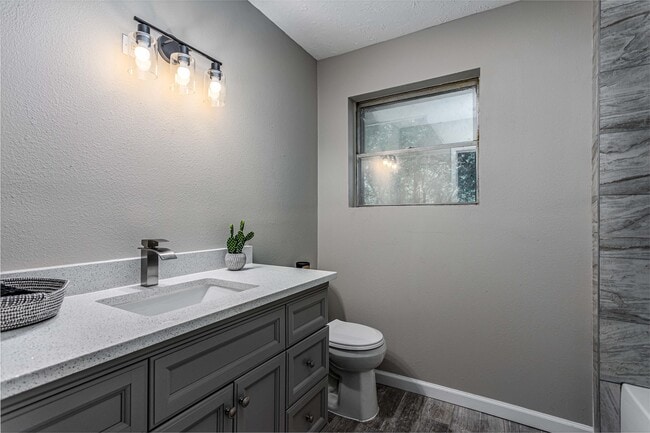 Building Photo - 608 W Lobit Ave