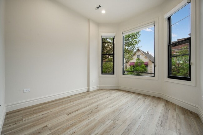 Building Photo - 1710 W Belmont Ave