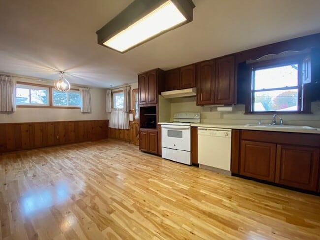 Building Photo - Welcome to this charming three-bedroom, tw...