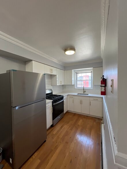 Kitchen - 20 Western Ave