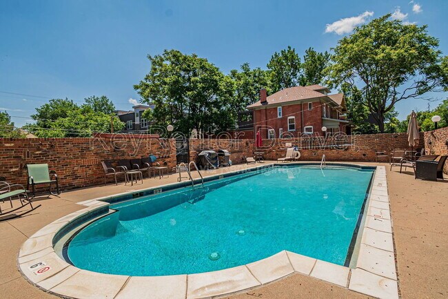 Building Photo - 1366 Garfield St