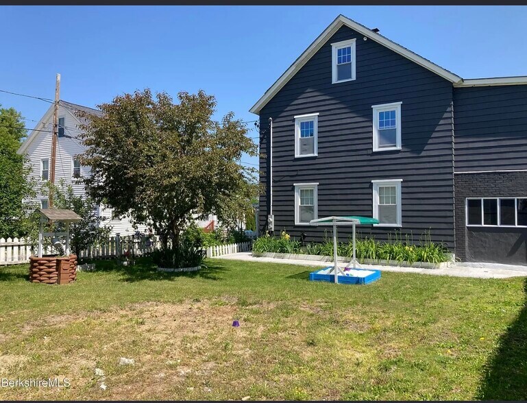 Building Photo - 3 Hayer St