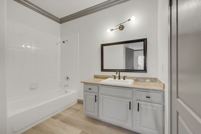 Building Photo - Gorgeous highly upgraded 2 bedroom condo