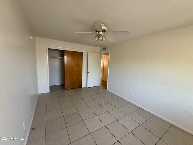 Building Photo - 5107 E Oak St