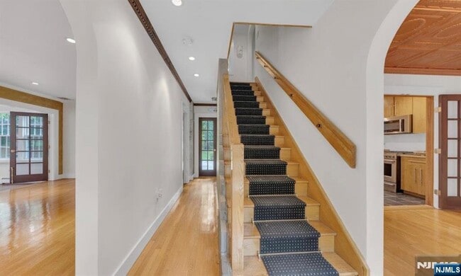 Building Photo - 278 Maple St