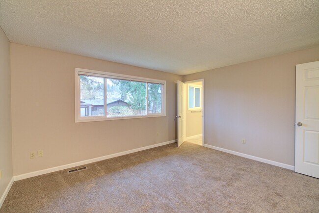 Building Photo - 16611 NE 48th Ct