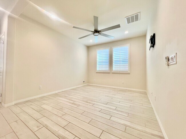 Building Photo - AVAILABLE NOW!! STUNNING 4 Bed/ 3.5 Bath POOL HOME in La Quinta!