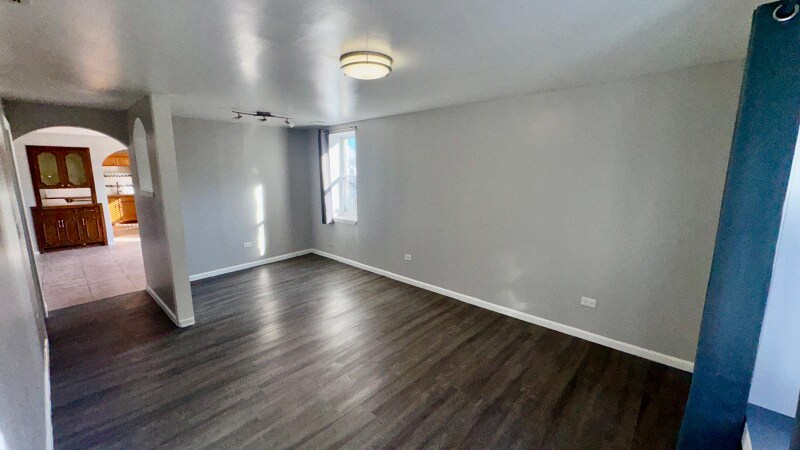 Building Photo - 1360 W Evergreen Ave