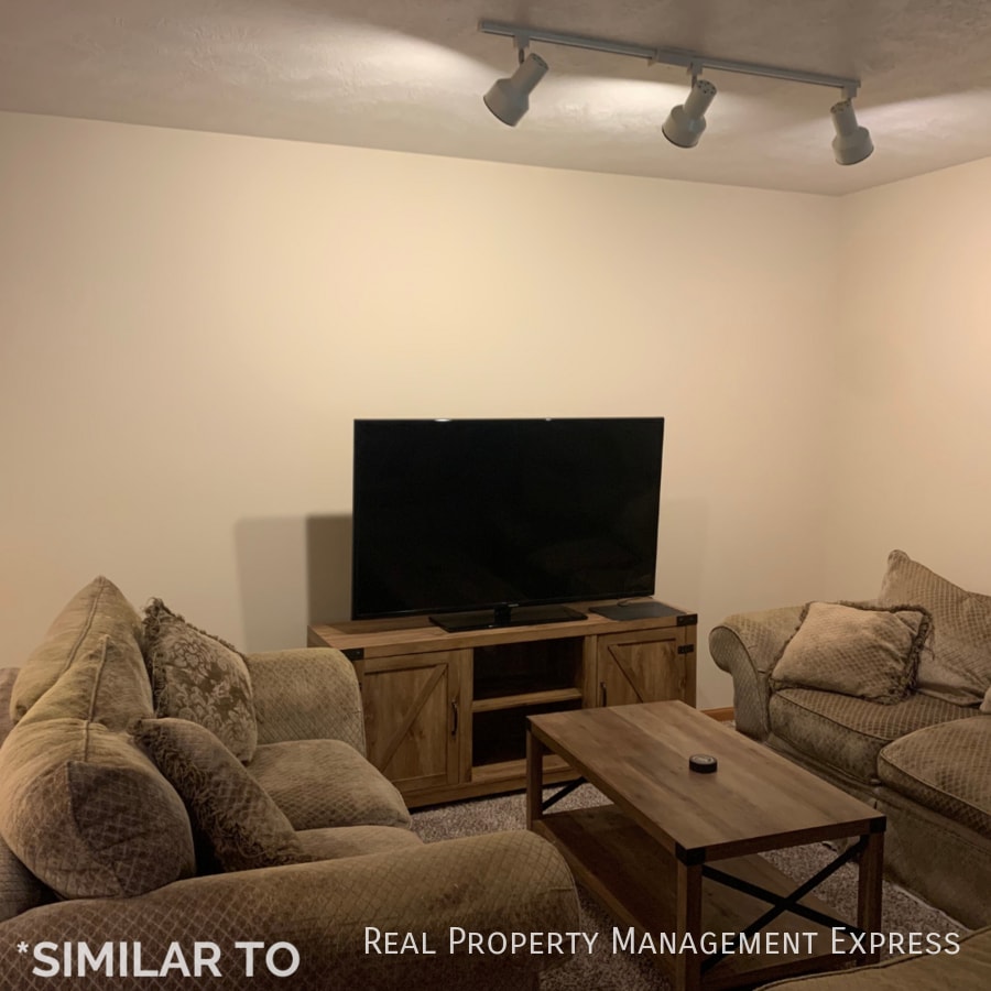 Building Photo - Spacious 3-bedroom, 1-bathroom apartment