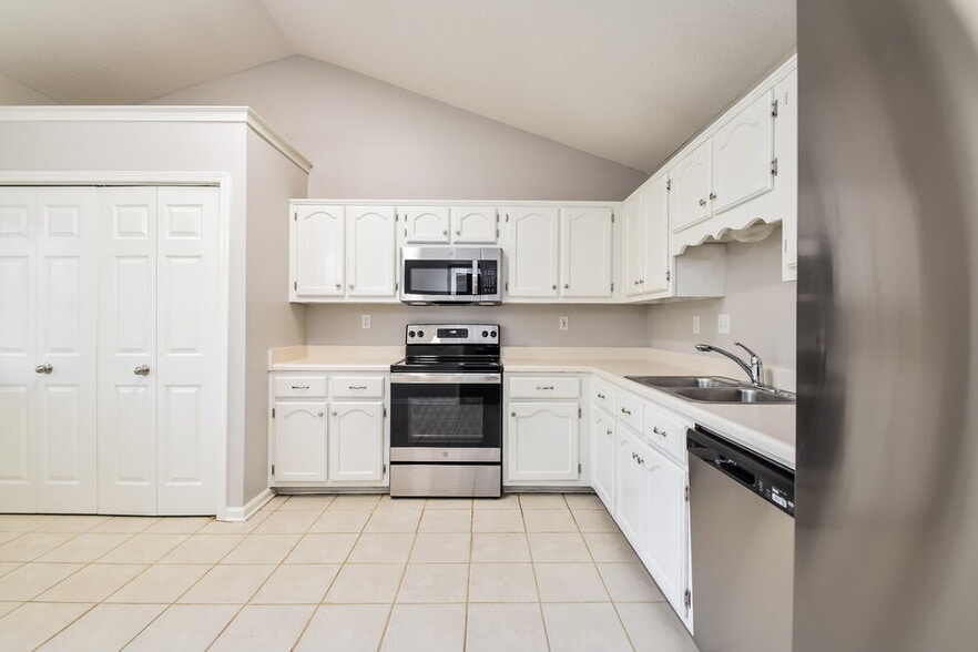 Building Photo - 10712 Oak Cir N