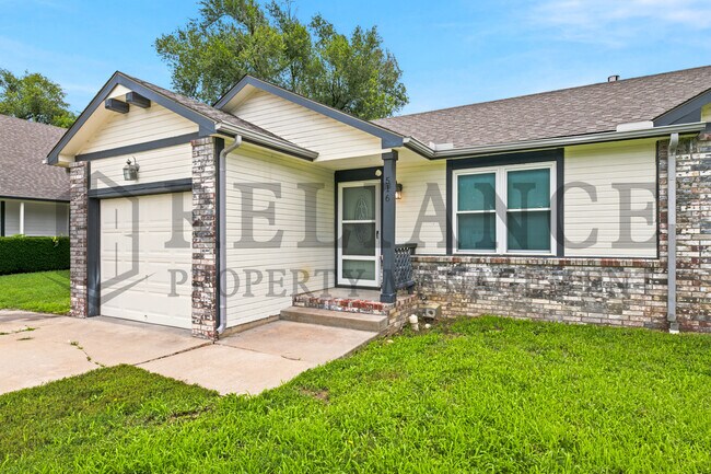 Building Photo - 516 N Lakeside Dr
