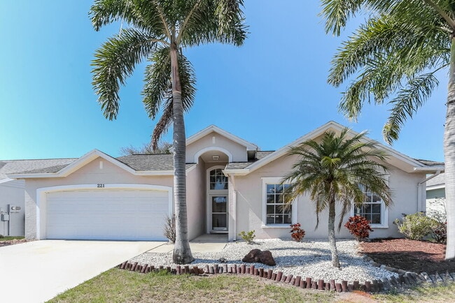 Building Photo - 221 Lookout Dr