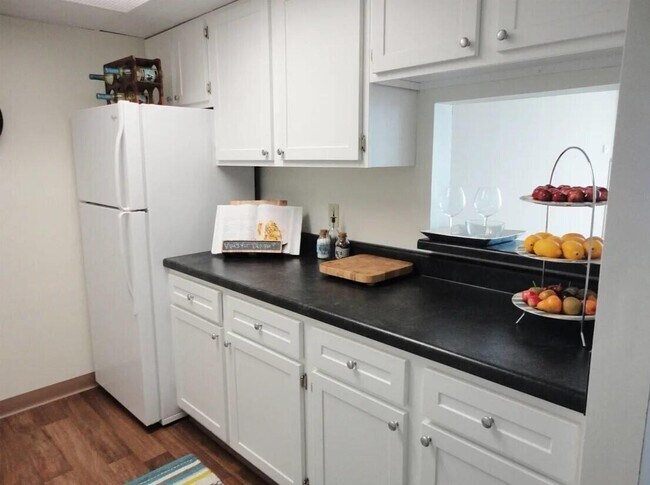 Building Photo - 555 Brush St