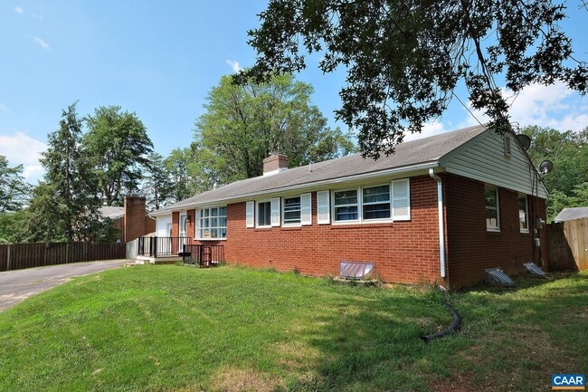 Building Photo - 2219 Greenbrier Dr