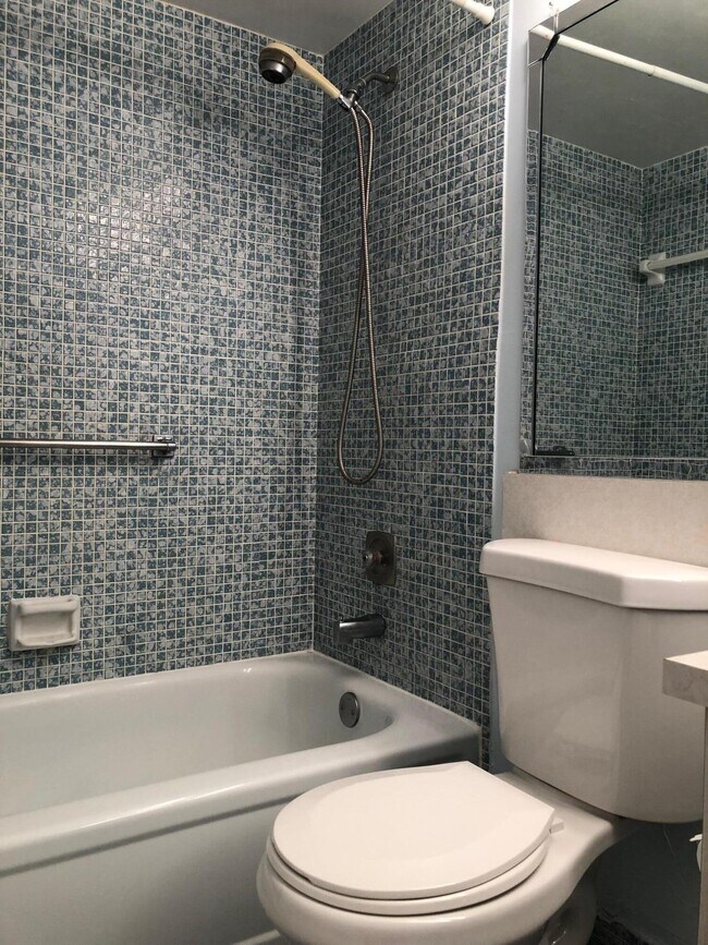 Building Photo - 32 Ventnor Dr