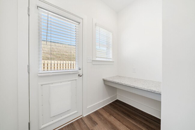 Building Photo - One Bedroom Cottage with Garage AND Fenced Backyard!