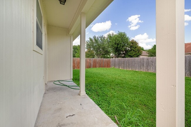 Building Photo - Spacious 4 Bedroom, 2 Bath Single-Story Home in Manor