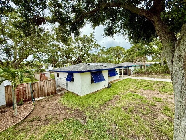 Building Photo - 1837 Pasadena Dr