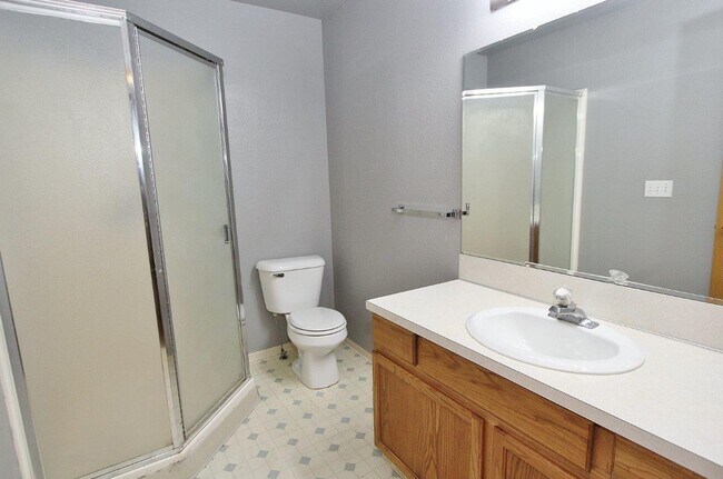 Building Photo - 2523 E Spruce St