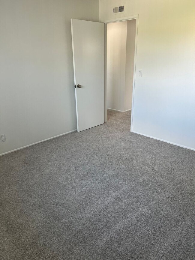 Building Photo - Moffett tract 5 bedroom home with pool in cul-de-sac