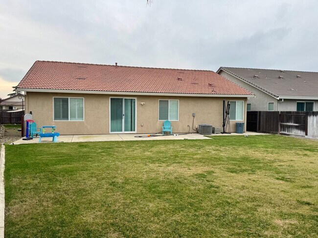 Building Photo - Spacious 4 Bedroom 3 1/2 Bath Home Available Now