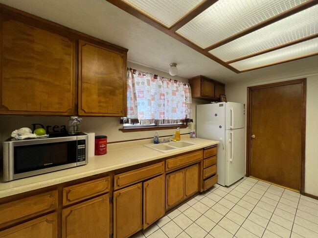 Building Photo - 3 Bedroom 2 Bathroom House with RV Parking...