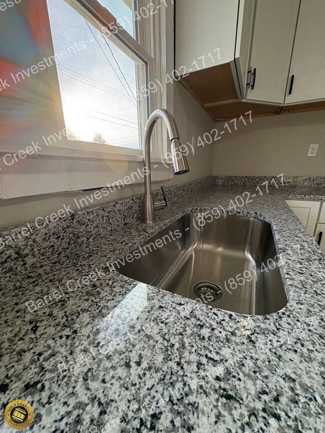 Building Photo - 2-Bed 1-Bath House + Garage