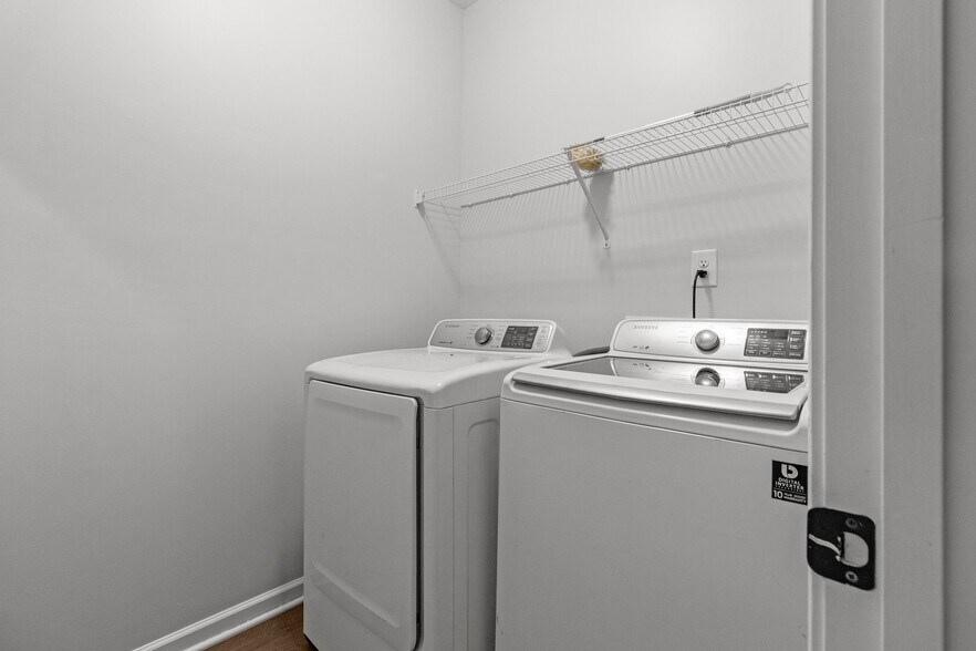 Building Photo - 6471 Chamblee Dr